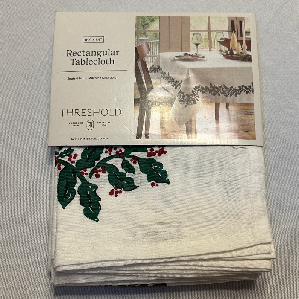 NWT, Gorgeous Threshold Holly Berry Leaf Cotton/Linen Tablecloth 60 x 84 🎄